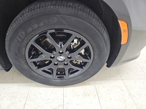 Used 2023 Chrysler Pacifica Touring-L FWD image 28