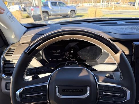 Used 2025 GMC Acadia Denali w/ Super Cruise Package image 18