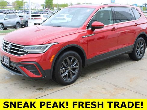 Certified 2022 Volkswagen Tiguan SE w/ Panoramic Sunroof Package AWD/4WD image 3