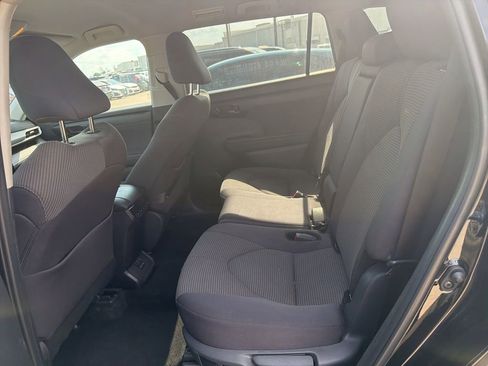 Used 2025 Toyota Highlander LE FWD image 3