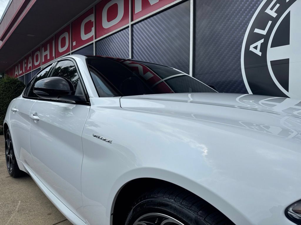Used 2022 Alfa Romeo Giulia Veloce AWD/4WD image 2