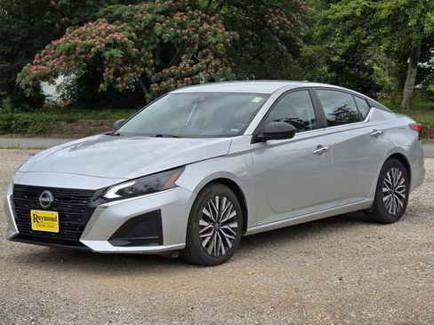 Used 2024 Nissan Altima 2.5 SV FWD image 3