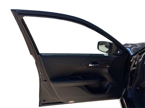 Used 2017 Honda Accord Touring image 21