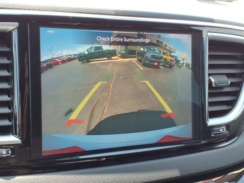 Used 2024 Chrysler Pacifica Touring-L FWD image 15