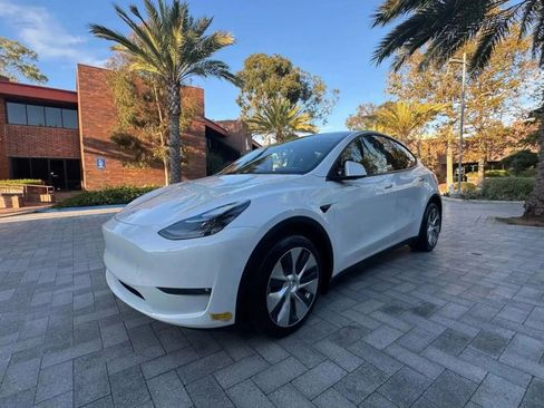 Used 2024 Tesla Model Y Long Range AWD/4WD image 3