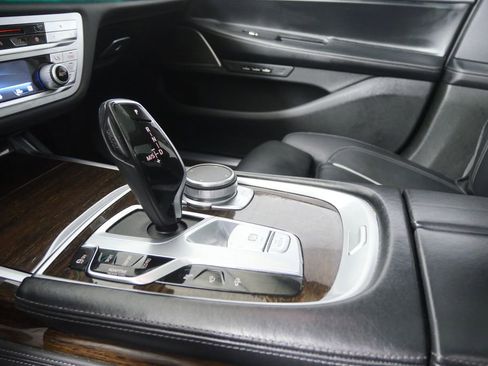 Used 2020 BMW 740i w/ Premium Package image 15