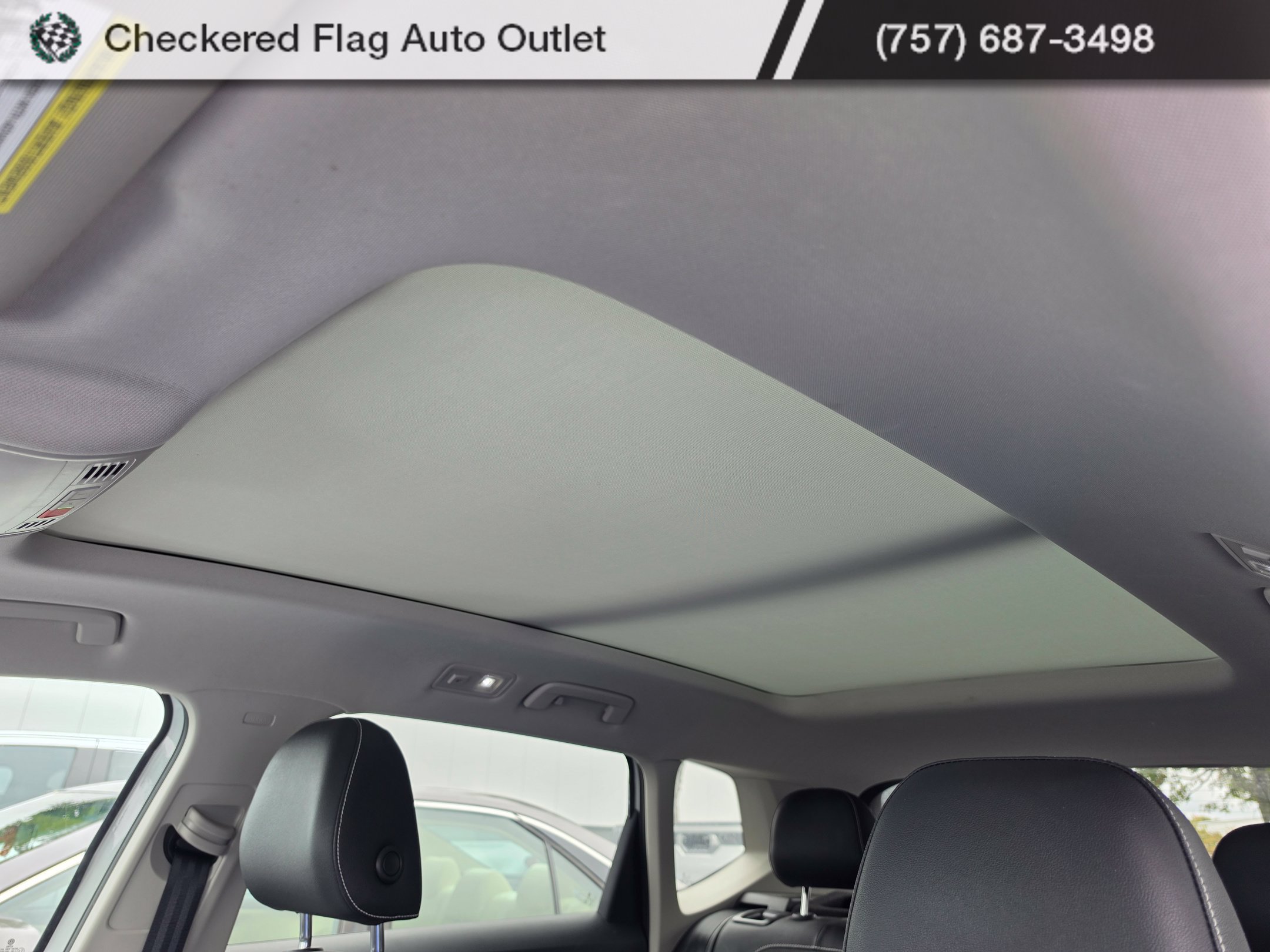 Used 2023 Volkswagen Taos SE w/ Panoramic Sunroof Package FWD image 9