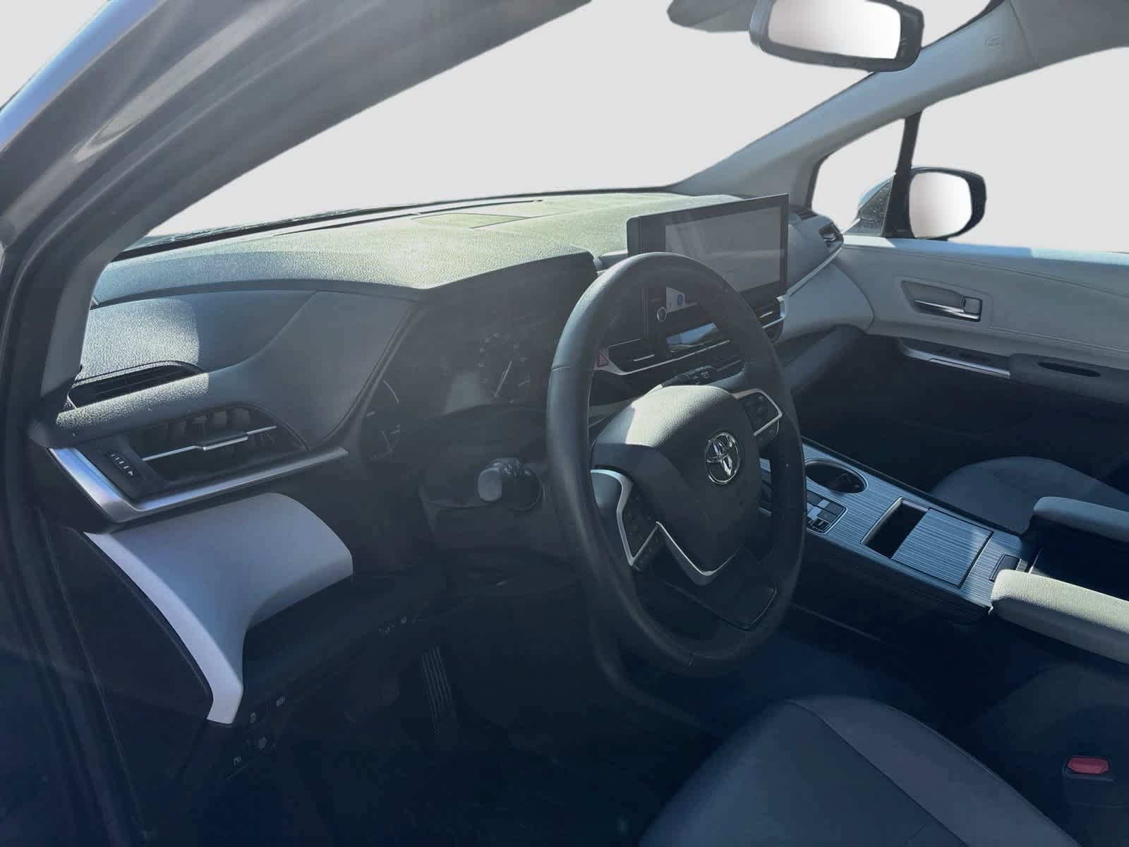 Used 2025 Toyota Sienna XLE AWD/4WD image 9