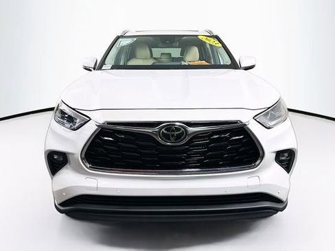 Used 2023 Toyota Highlander Limited image 2