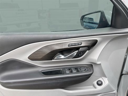 Used 2022 GMC Terrain SLT w/ Infotainment Package II image 9