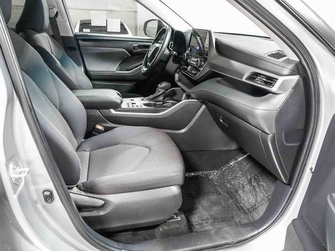 Used 2025 Toyota Highlander LE FWD image 16