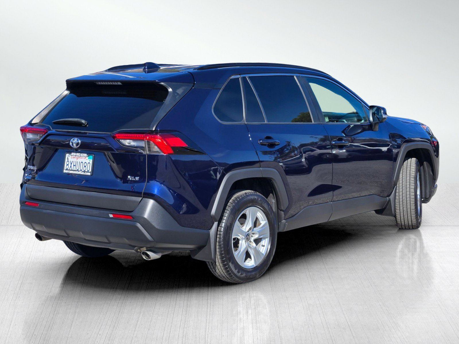 Used 2021 Toyota RAV4 XLE w/ Convenience Package FWD image 4