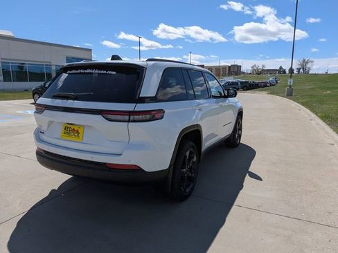 Used 2023 Jeep Grand Cherokee Altitude AWD/4WD image 3