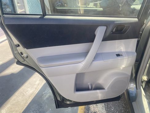 Used 2010 Toyota Highlander 2WD image 10