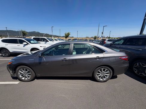 Used 2016 Toyota Camry XLE w/ Moonroof Package FWD image 2