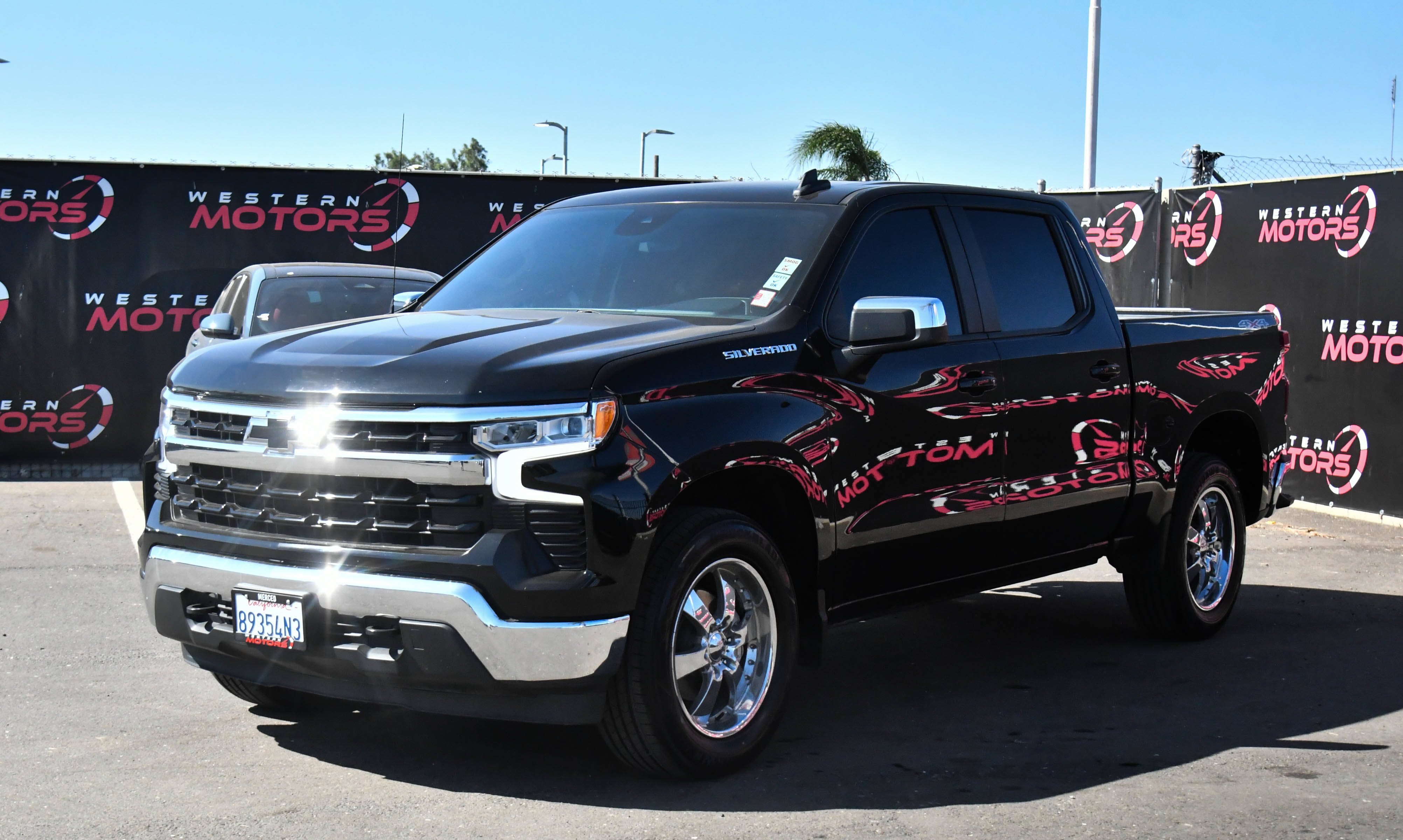 Used 2022 Chevrolet Silverado 1500 LT AWD/4WD image 3