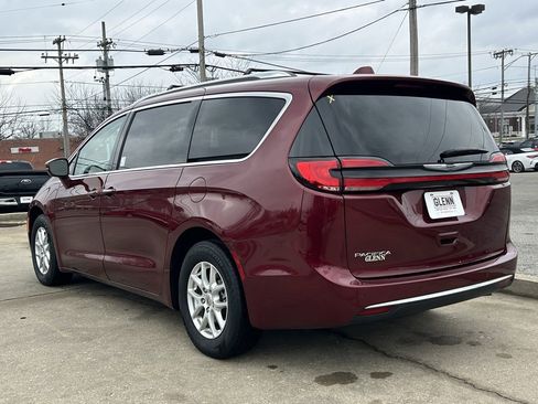 Used 2021 Chrysler Pacifica Touring-L image 10