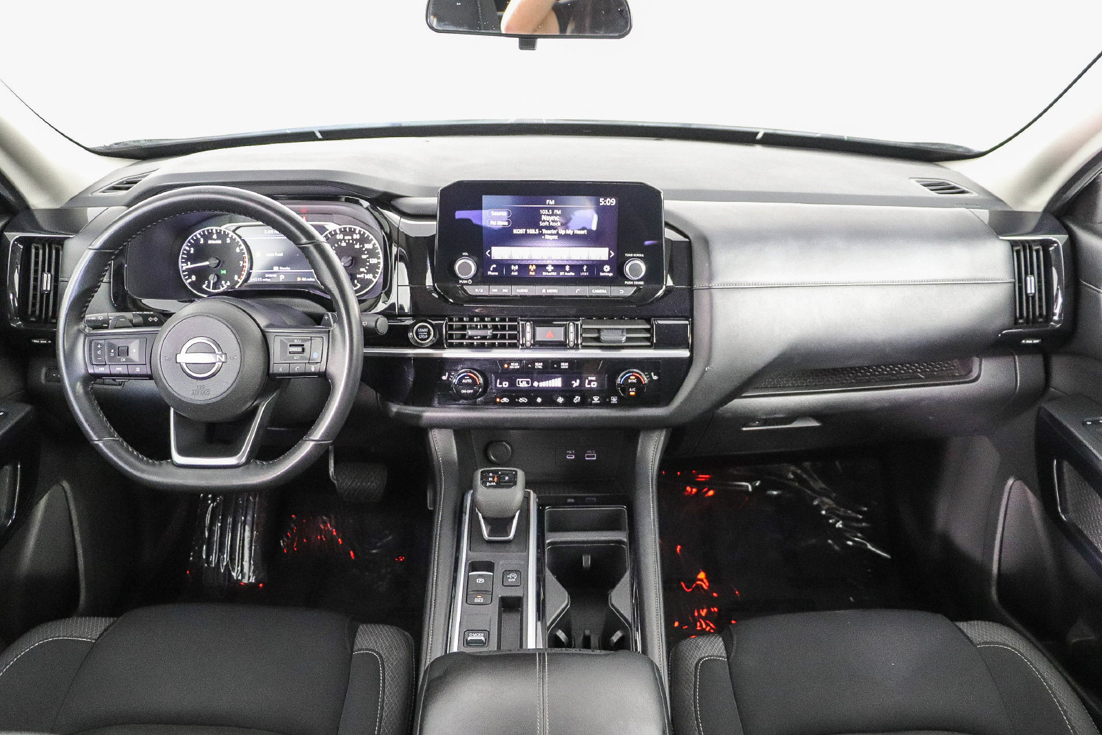 Used 2024 Nissan Pathfinder SV FWD image 13