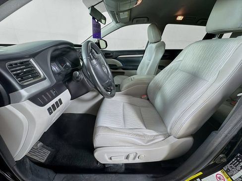 Used 2014 Toyota Highlander Plus FWD image 24