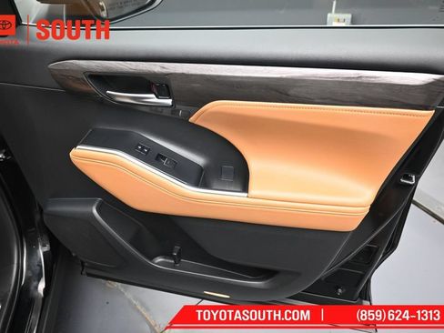 Used 2023 Toyota Highlander Platinum AWD/4WD image 38