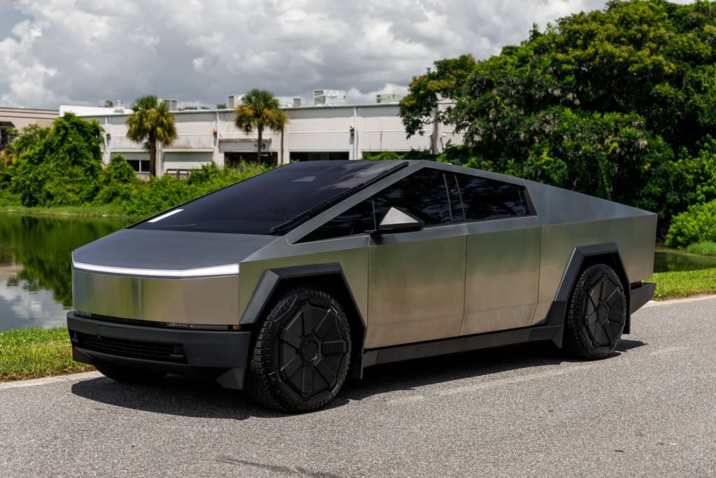Used 2024 Tesla Cybertruck AWD Crew Cab image 7