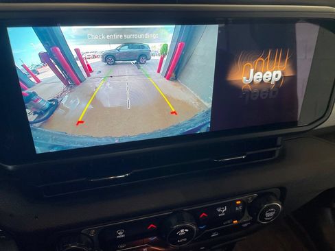 Used 2024 Jeep Wrangler Unlimited AWD/4WD image 8