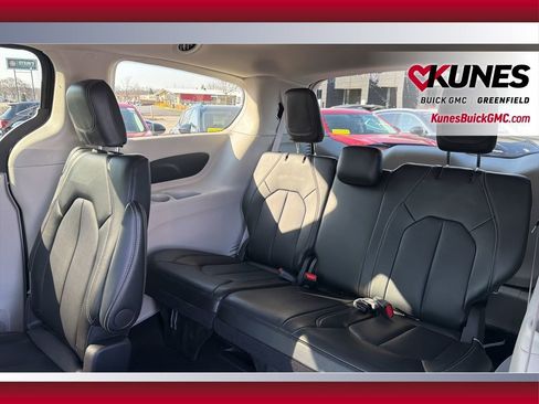 Used 2024 Chrysler Pacifica Touring-L image 36