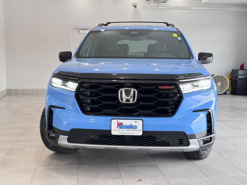 Used 2025 Honda Pilot TrailSport image 3