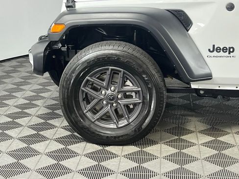 Used 2025 Jeep Gladiator Sport image 11
