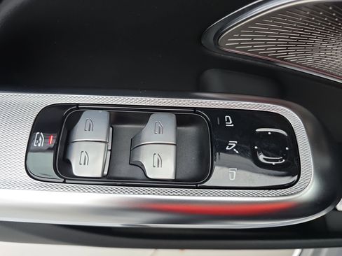 Used 2025 Mercedes-Benz E 350 4MATIC Sedan image 28