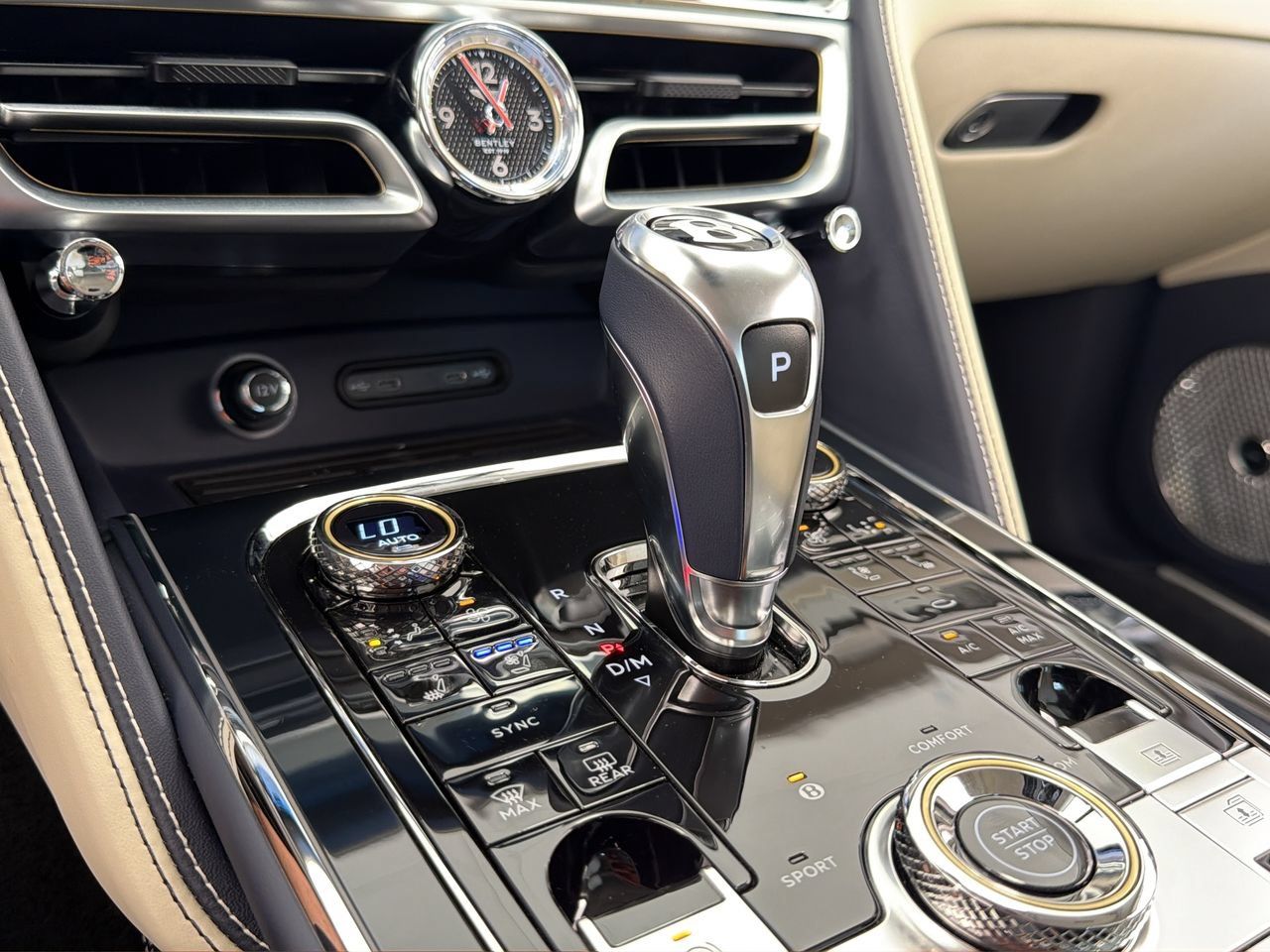 Used 2025 Bentley Flying Spur Plug-In Hybrid AWD/4WD image 35