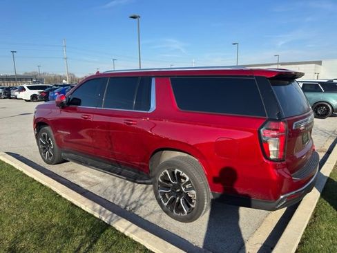 Used 2022 Chevrolet Suburban LT w/ LT Signature Package image 2
