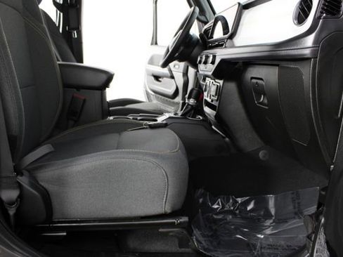 Used 2025 Jeep Wrangler Unlimited Sahara AWD/4WD image 19