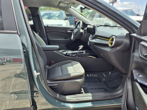 Used 2025 Chevrolet Trax LT FWD image 7