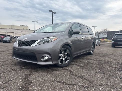 Used 2017 Toyota Sienna SE image 1