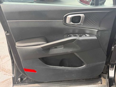 Used 2025 Kia Sorento LX FWD image 11