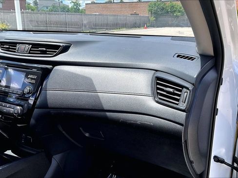 Used 2017 Nissan Rogue SV AWD/4WD image 25