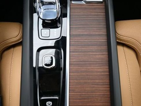 Used 2023 Volvo XC60 B5 Ultimate w/ Climate Package image 10