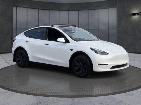 Used 2025 Tesla Model Y Long Range RWD image 8