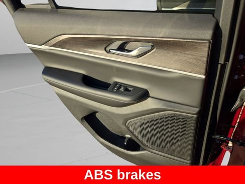 New 2026 Jeep Grand Cherokee Altitude AWD/4WD image 17