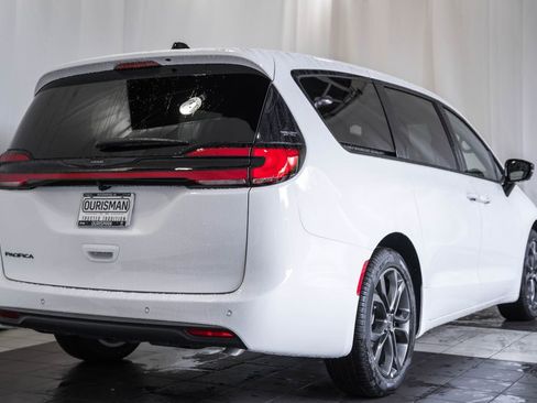 New 2026 Chrysler Pacifica Select image 4