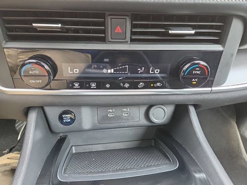 Certified 2025 Nissan Rogue SV FWD image 25