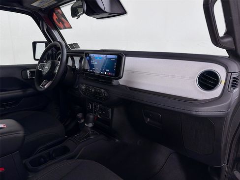 Used 2025 Jeep Wrangler Sahara image 28