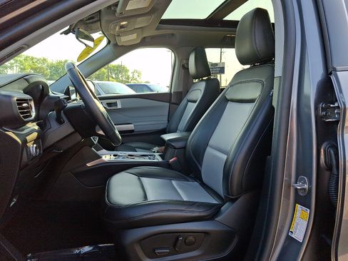 Used 2022 Ford Explorer XLT w/ Equipment Group 202A AWD/4WD image 14