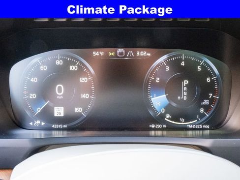 Used 2021 Volvo XC90 T6 Momentum w/ Climate Package image 4