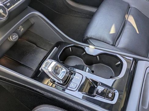 Used 2019 Volvo XC40 T4 Inscription image 12