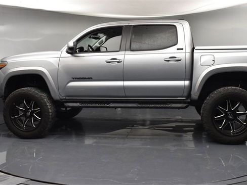 Used 2022 Toyota Tacoma SR5 w/ Technology Package image 5