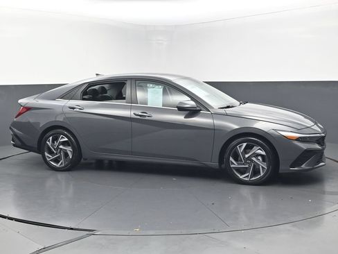 Used 2025 Hyundai Elantra SEL FWD image 6