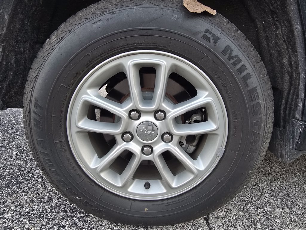Used 2018 Jeep Grand Cherokee Laredo AWD/4WD image 19