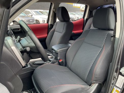 Used 2021 Toyota Tacoma SR5 AWD/4WD image 18